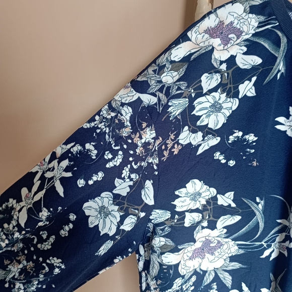 🧿🧿🧿 Shein Navy Floral Jersey Sweatshirt - Picture 5 of 15